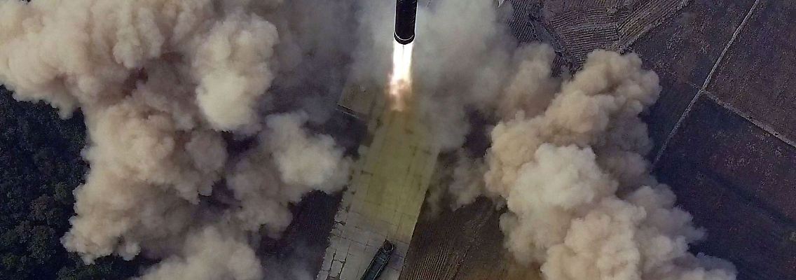 Dieses von der staatlichen nordkoreanischen Nachrichtenagentur KCNA zur Verfügung gestellte Bild zeigt den Test einer neuen ballistischen Interkontinentalrakete.
