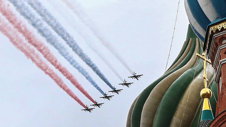 Russische Militärjets bei einer Parade in Moskau.