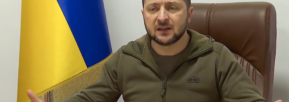 Seit Invasionsbeginn am 24. Februar hätten die ukrainischen Verteidiger den Feind überall aufgehalten, lobt Ukraines Präsident Selenskyj.