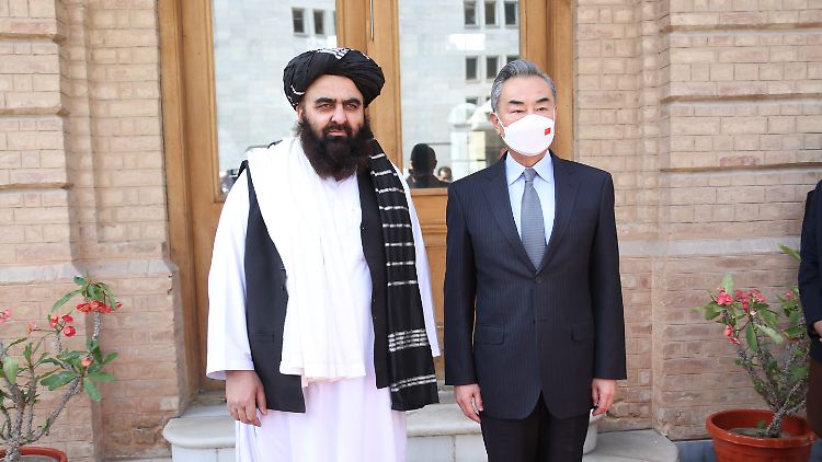 Wang Yi (rechts) führte die "bedeutendste hohe Delegation" an, die die Talibanregierung bisher empfing.