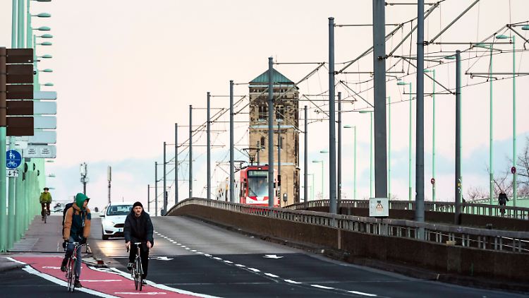 Wer zweimal am Tag fünf Kilometer mit dem Rad statt mit dem Auto zurücklegt, spart laut Umweltbundesamt jährlich bis zu 0,5 Tonnen CO2 ein.