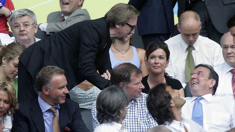 Man kennt sich: Marius Müller-Westernhagen (l.) und Gerhard Schröder 2006 im Stadion.