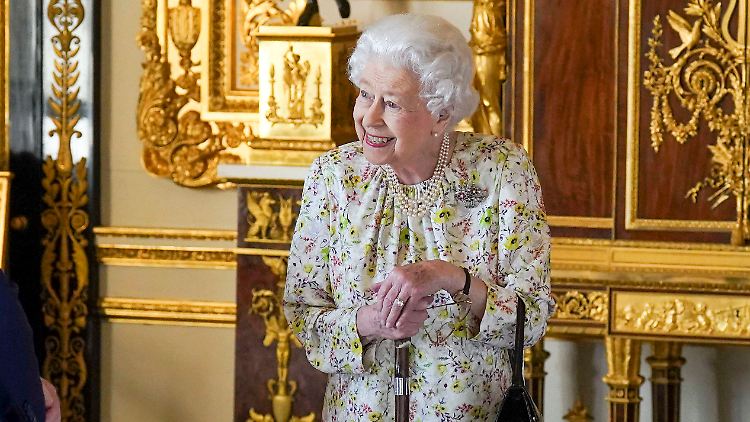 Zeigt sich neuerdings mit Gehstock: Queen Elizabeth II.