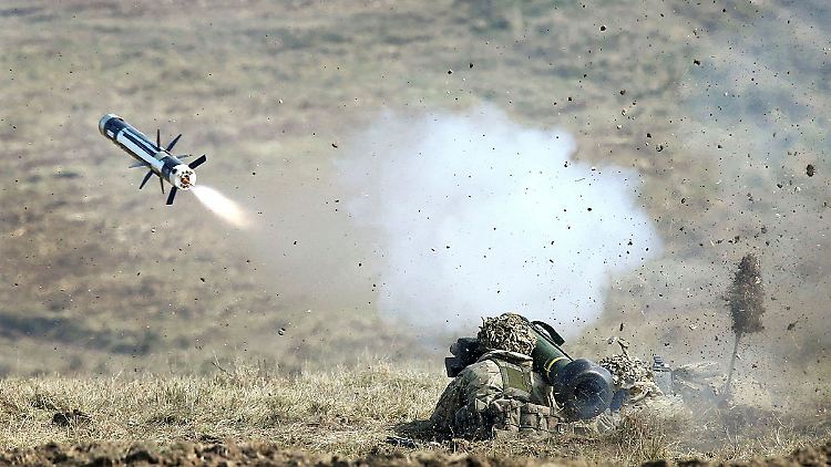 Eine "Javelin FGM-148", abgefeuert von einem britischen Soldaten.