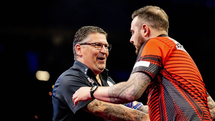 Vor dem Spiel war die Stimmung der beiden Darts-Stars noch bestens.