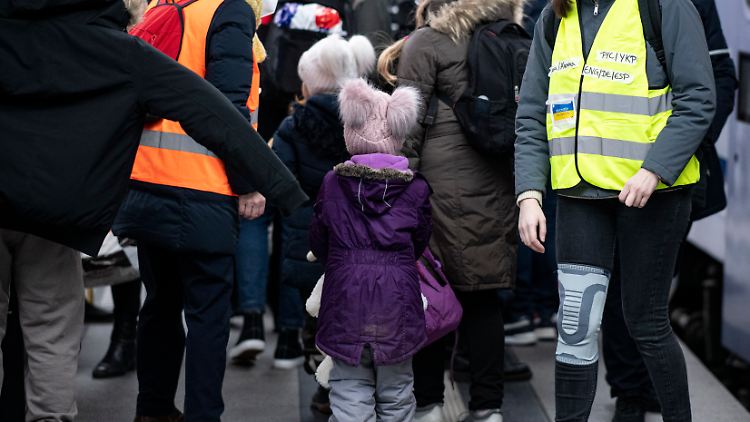 Meist sind es Frauen und Kinder, die hier am Berliner Hauptbahnhof ankommen, da die ukrainischen Männer im Land bleiben müssen.