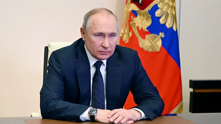 "Tschaikowski, Schostakowitsch und Rachmaninow werden von Konzertankündigungen genommen, russische Autoren und ihre Bücher werden ebenfalls verbannt", behauptete Putin.
