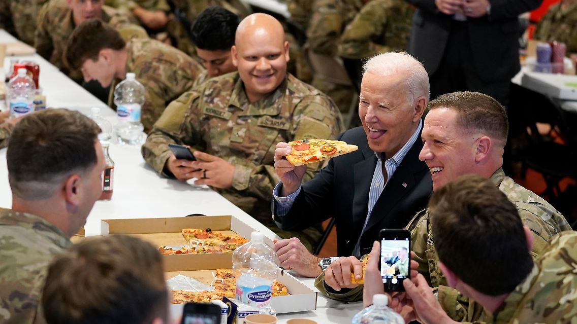 "Ich bin aus einem einfachen, wesentlichen Grund gekommen, um danke zu sagen. Danke, danke, danke für Ihren Dienst", sagt US-Präsident Biden.