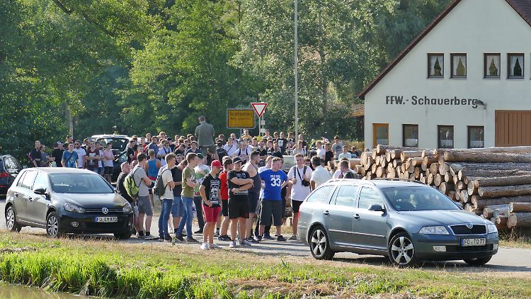 An Wochenenden stehen schon mal bis zu 150 Hater vor Rainer Winklers Hof.
