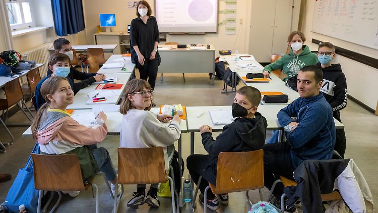 Schülerinnen und Schüler einer neu eingerichteten Willkommensklasse für aus der Ukraine geflüchtete Kinder am Lessing-Gymnasium.