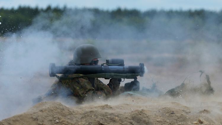 Ein Soldat mit einer Panzerfaust 3 des Herstellers Dynamit Nobel Defence.