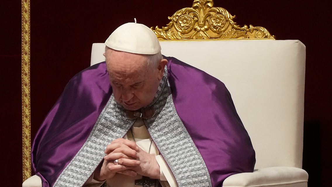 "Der schändliche Krieg, der über so viele Menschen hereingebrochen ist und unter dem alle leiden, löst in einem Jeden Furcht und Schrecken aus", sagt Papst Franziskus.