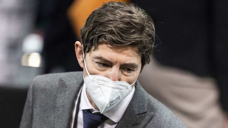 Drosten vermutet: "Wenn wir da zum Beispiel in Innenräumen Maske tragen, dann kann man das Geschehen so moderieren, dass es nicht außer Kontrolle kommt."