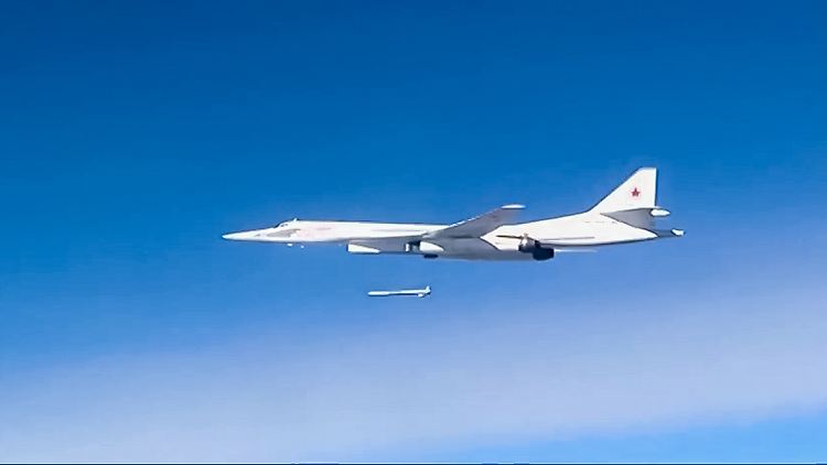 Eine russische Tupolew Tu-160
beim Abfeuern eines Marschflugkörpers vom Typ Kh-555. (Archiv).