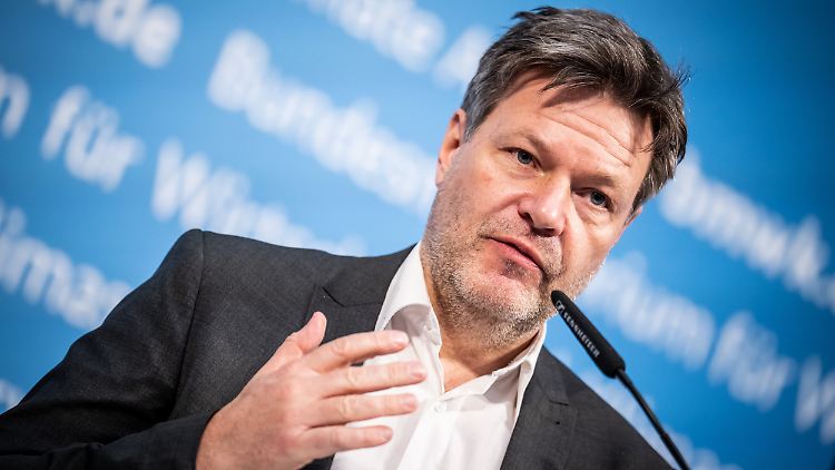 "Jede Kilowattstunde, die Deutschland im Moment nicht verbraucht, schadet Putin und hilft uns unabhängiger, und gegenüber der Ukraine solidarischer zu sein", sagte Habeck.