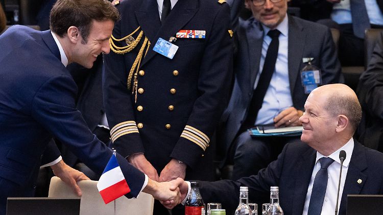Einigen sich gemeinsam mit weiteren EU-Staatschefs auf den gemeinsamen Gaseinkauf: Frankreichs Präsident Macron und Bundeskanzler Scholz.