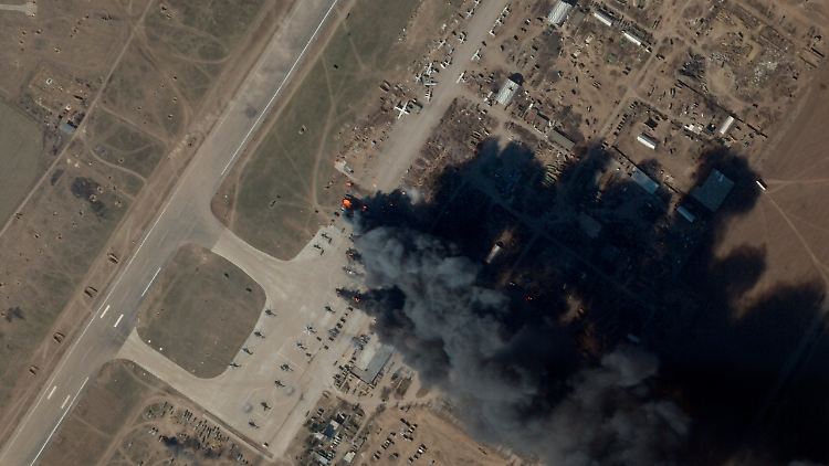 Auf diesem Satellitenbild sind Feuer und Rauch am internationalen Flughafen und Luftwaffenstützpunkt Cherson zu sehen. Bei einem mutmaßlichen ukrainischen Angriff auf den Luftwaffenstützpunkt wurden Mitte März 2022 russische Hubschrauber und Fahrzeuge beschädigt. 
