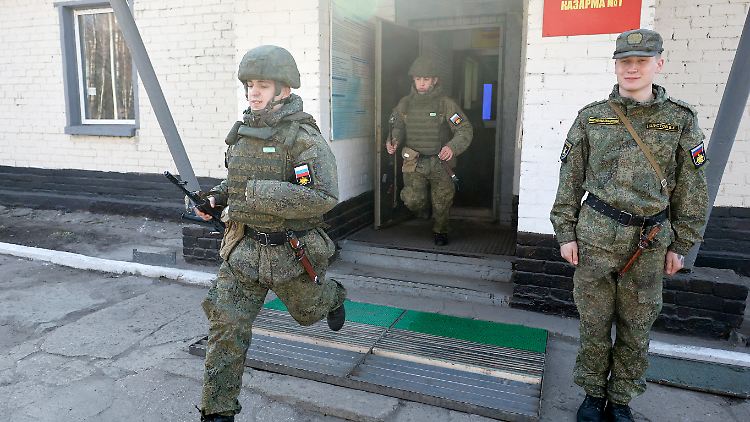 Dieses von der russischen Staatsagentur Tass zur Verfügung gestellte Bild soll russische Soldaten bei einer Militärübung zeigen.