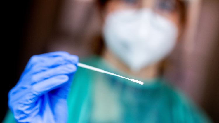 Nur wenn ein positiver Schnelltest per PCR-Abstrich bestätigt wird, fließt er in die Infektionszahlen-Statistik des RKI ein.