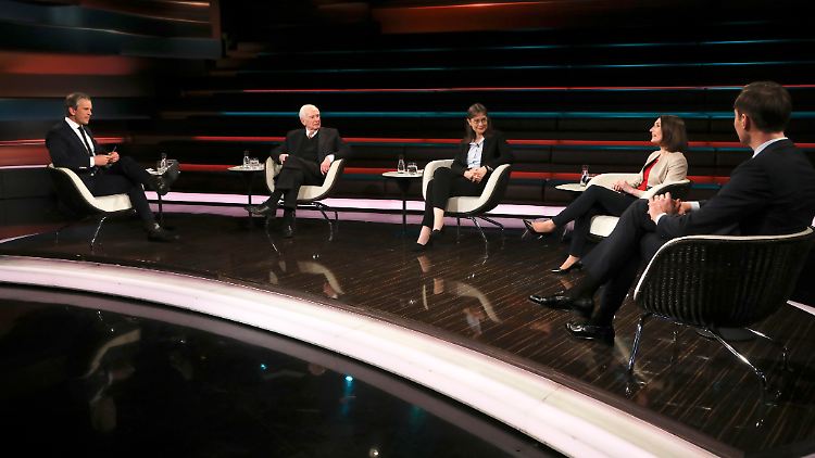 Weiter ohne Publikum, bald aber womöglich mit geringeren Abständen zwischen den Gästen: So soll es bei "Markus Lanz" bald weitergehen.