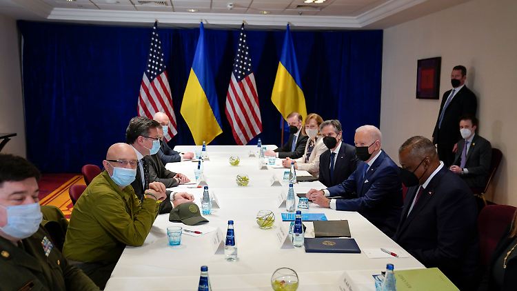 US-Präsident Biden stieß zu dem Treffen mit dem Außenminister der Ukraine, Dmytro Kuleba, und dem Verteidigungsminister, Olexij Resnikow, dazu.