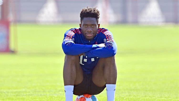 Alphonso Davies ist zurück an der Säbener Straße.