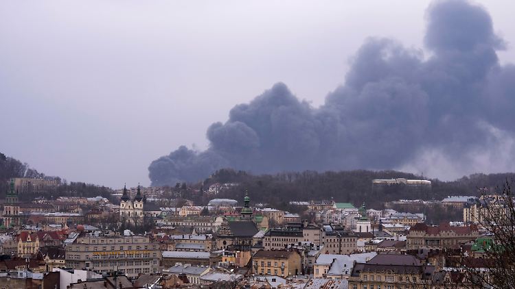Schwarzer Rauch hängt nach dem Angriff über Lwiw.