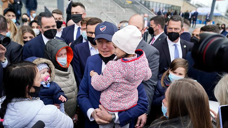 Biden trifft Geflüchtete und Vertreter von Hilfsorganisationen im Nationalstadion von Warschau.