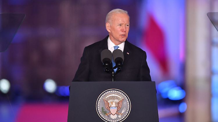 "Ihr, das russische Volk, seid nicht unser Feind", sagt Biden.