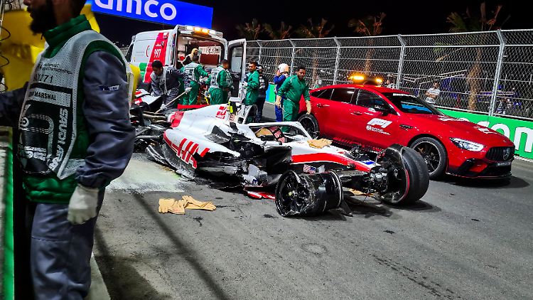 Der Haas von Mick Schumacher wurde massiv beschädigt.