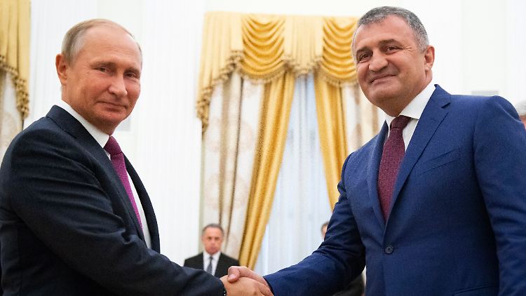 Anatoli Bibilow (r.) entsendet Soldaten, um Putins Krieg in der Ukraine zu unterstützen. 