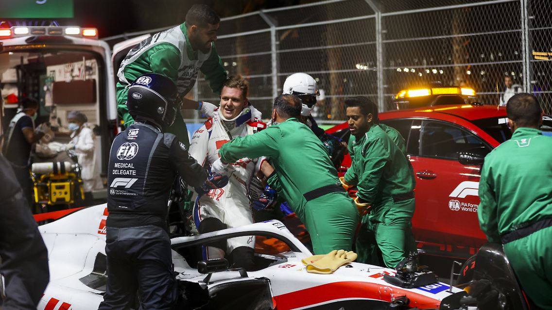 Dann folgte die Erleichterung. Die Formel-1-Ärzte stellten keine äußeren Verletzungen bei Schumacher fest, …