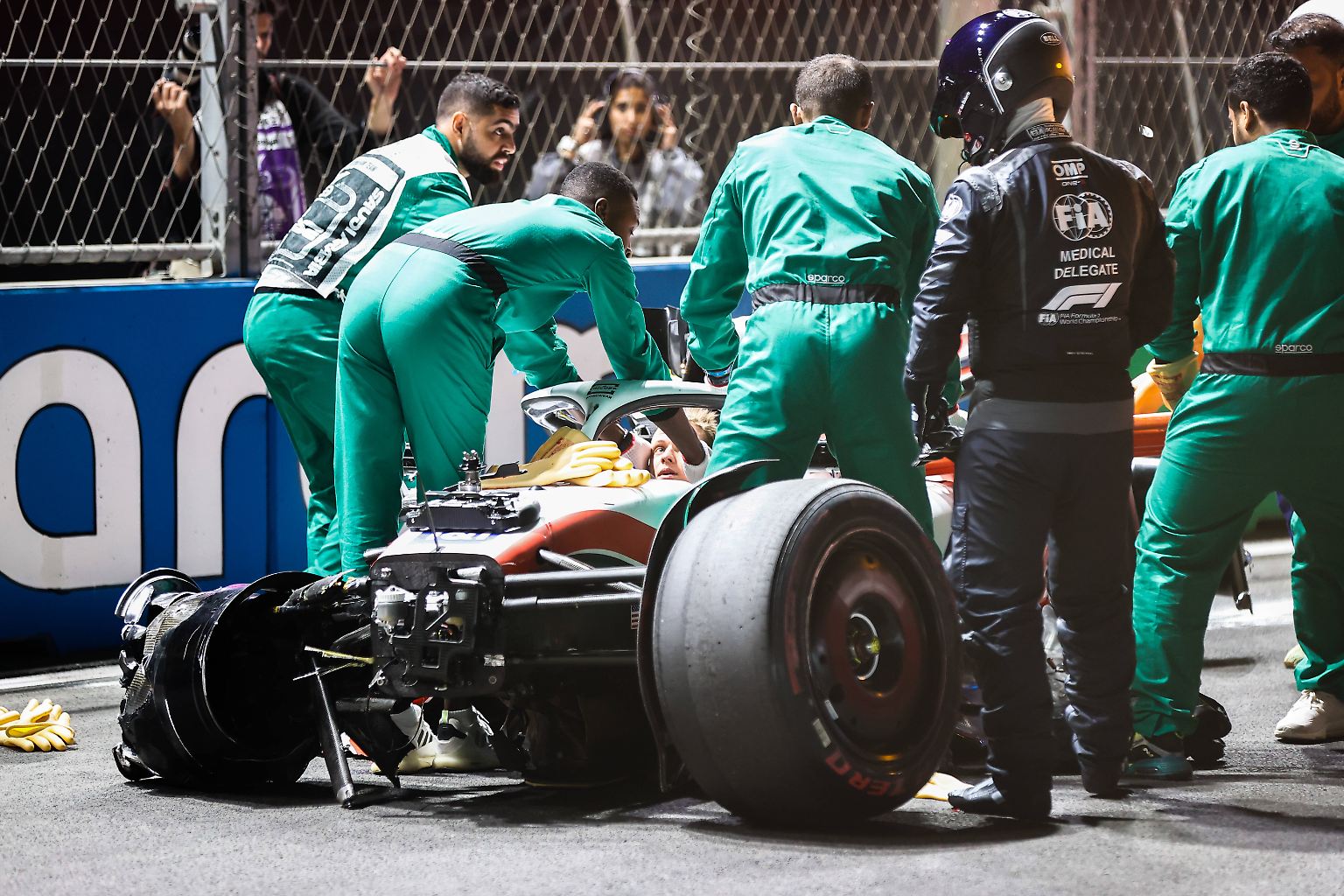 Mick Schumacher kauerte in seinem schrottreifen Rennwagen, …