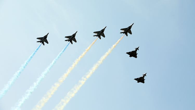 MiG-29-Kampfjets  versprühen als Teil einer ukrainischen Militärparade am 24. August 2021 Rauch in den Farben der ukrainischen Flagge.