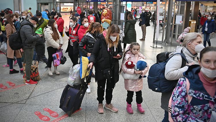 Geflüchtete, die am Münchner Bahnhof ankommen, werden mit erkennungsdienstlichen Maßnahmen eindeutig identifiziert.