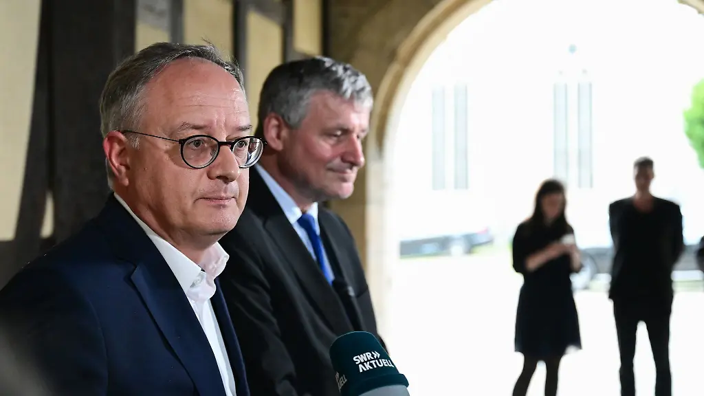 Beim-gescheiterten-Bildungsgipfel-traten-SPD-Chef-Andreas-Stoch-und-FDP-Fraktionschef-Hans-Ulrich-Ruelke-schon-mal-gemeinsam-auf-Ruelke-kann-sich-auch-nach-der-naechsten-Wahl-eine-Zusammenarbeit-vorstellen-Stoch-warnt-dagegen-vor-verfruehten-Debatten