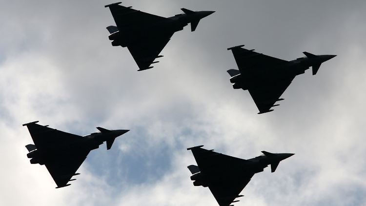 Eurofighter der Bundeswehr im Formationsflug am Himmel über Rostock.