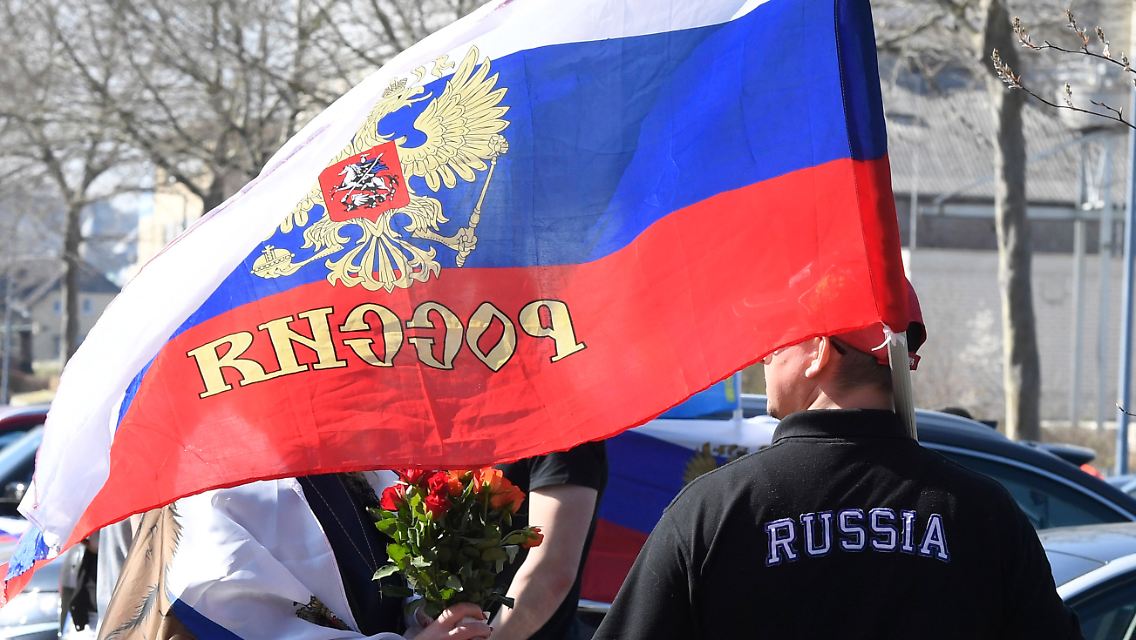 Es handele sich nach bisherigem Kenntnisstand offenbar um eine pro-russische Kundgebung, sagte ein Bonner Polizeisprecher. "Die Aktion steht in Zusammenhang mit dem russischen Angriff auf die Ukraine", hieß es in einer Polizeimitteilung.