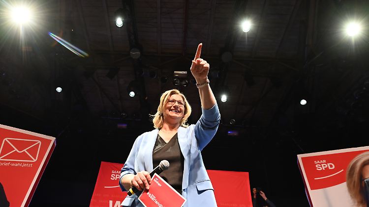 Rehlinger jubelt am Wahlabend vor Parteimitgliedern.