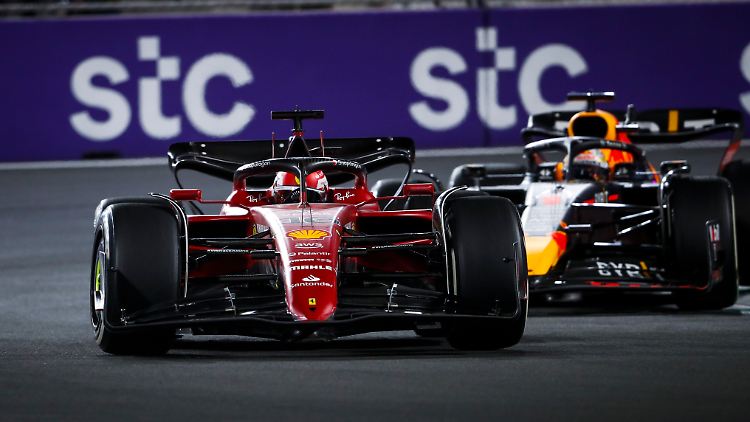 Ferrari und Red Bull lieferten sich auf der Strecke von Dschidda ein enges Duell. Kurz vor Rennende fing Max Verstappen Charles Leclerc noch ab.