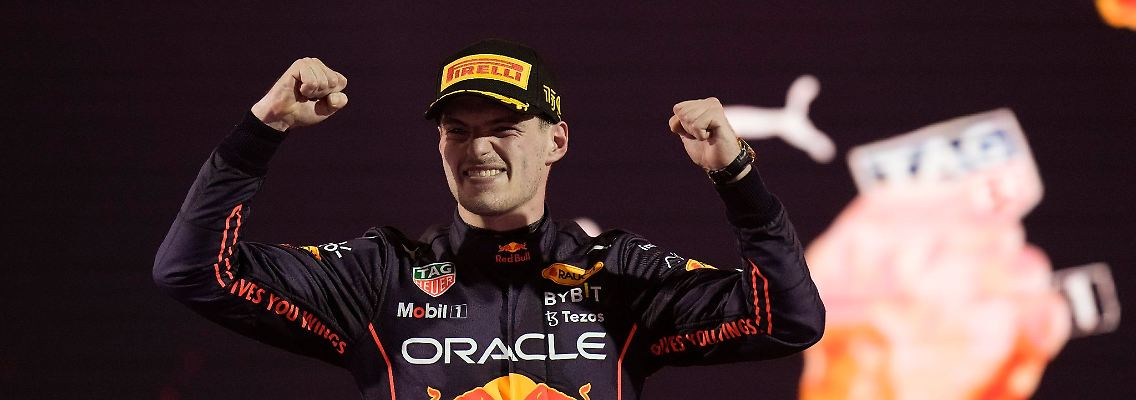 So sehen Sieger aus: Max Verstappen vom Team Red Bull jubelt über seinen Sieg.