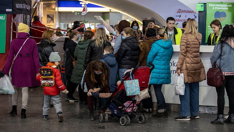 Am Hauptbahnhof in Warschau treffen weiterhin jeden Tag Tausende Flüchtende aus der Ukraine ein. 