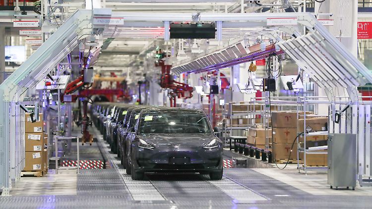 Bereits zuvor standen die Bänder des US-Elektroautobauers in Shanghai wegen der Corona-Maßnahmen still.