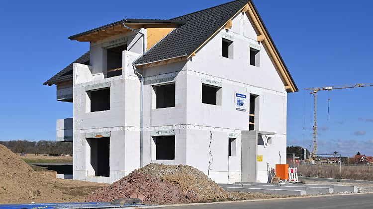 In dünn besiedelten Kreisen steigen die Preise für Ein- und Zweifamilienhäuser besonders stark. 