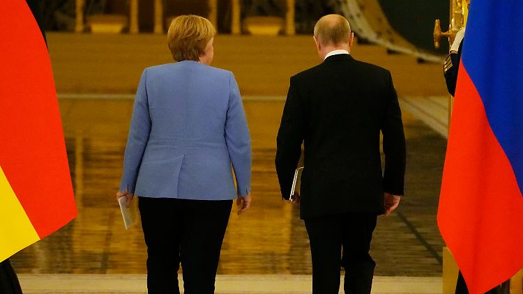 "Niemand will einseitig und völlig einseitig von Russland abhängig werden", sagte Merkel 2019 - hier bei einem Besuch im Kreml im August 2021.