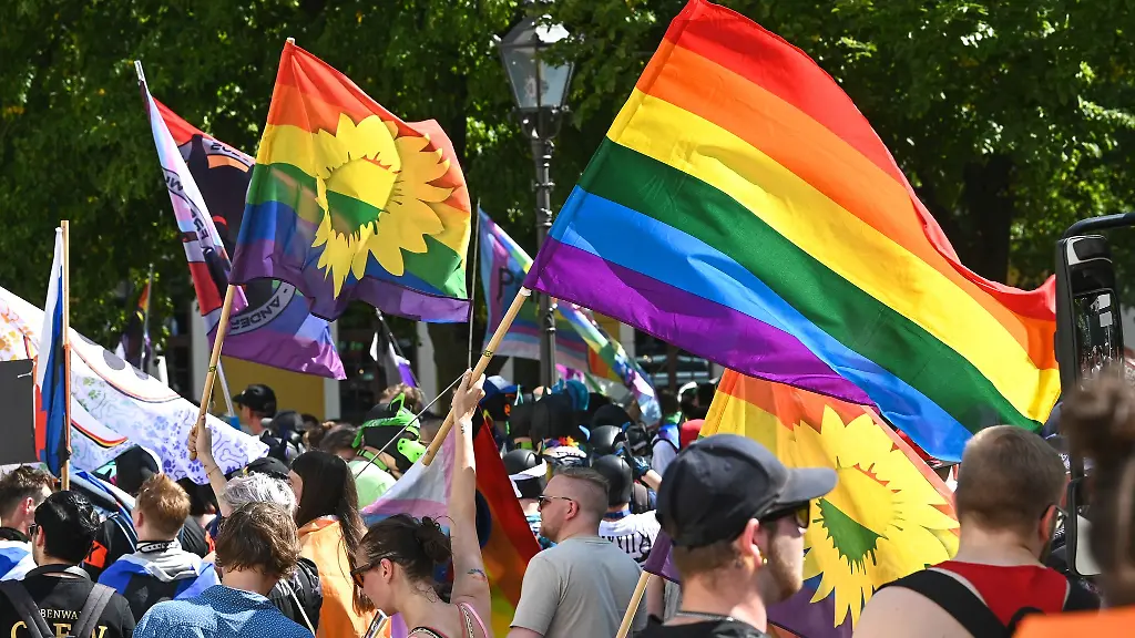 Zum-Christopher-Street-Day-in-Magdeburg-gab-es-eine-queere-Parade-mit-Hunderten-Teilnehmerinnen-und-Teilnehmern-durch-die-Innenstadt