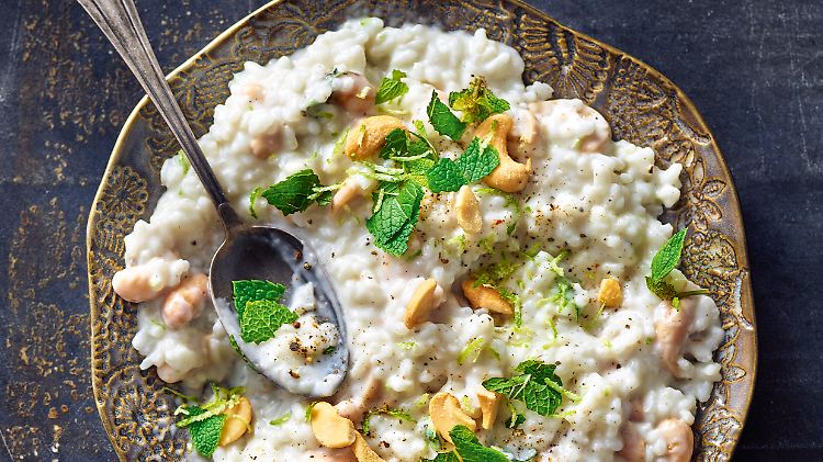 Milchreis ist auf der ganzen Welt bekannt. Alex Wahis Cashew-Kokos-Milchreis punktet mit Minze, Limette, Cashews und Kardamom. 
