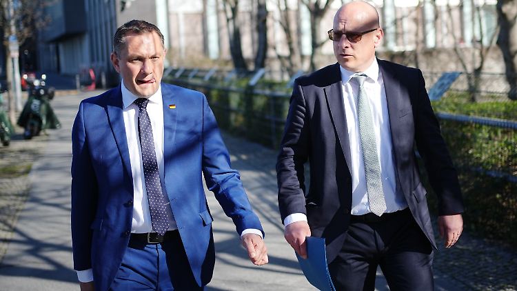 Eigentlich wollte AfD-Chef Chrupalla auf einer Pressekonferenz die Landtagswahl im Saarland Revue passieren lassen, ihm fehlte aber der notwendige 2G-Nachweis. 