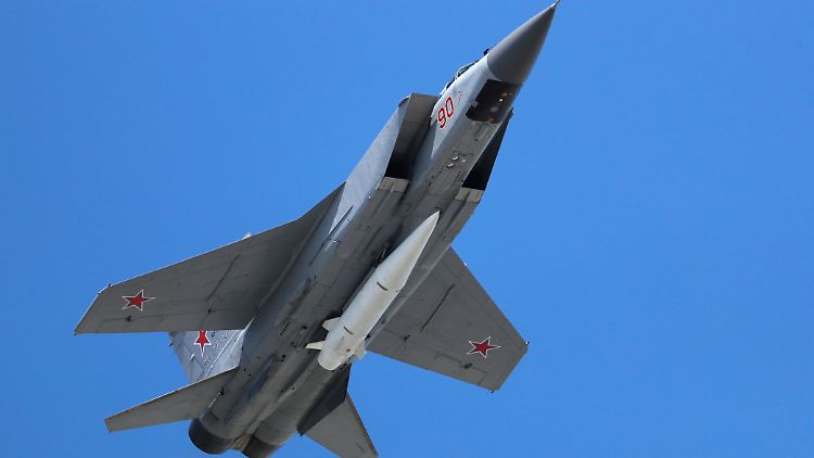 Ein Mikoyan MiG-31 Abfangjäger der russischen Luftwaffe fliegt bei einer russischen Militärparade