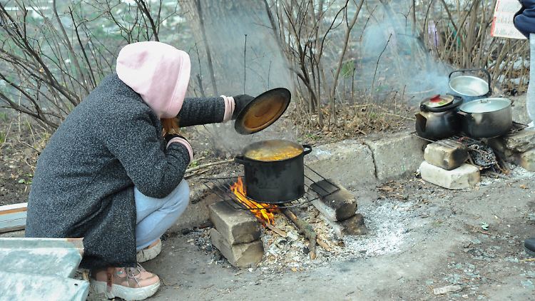 In Sjewjerodonezk gibt es wie in vielen ukrainischen Orten seit Wochen weder Strom noch Gas. Deutschlands Energieversorgung darf dagegen aus Sicht der Bundesregierung auch nicht teilweise eingeschränkt werden, um der Ukraine zu helfen. 